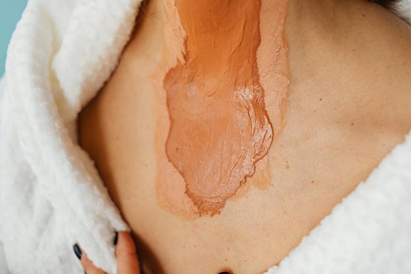 Comment harmoniser des pièces à motifs floraux avec un style urbain chic ?