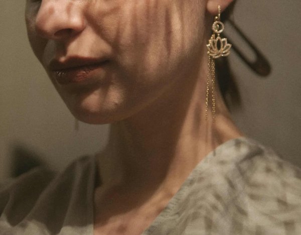 L'art de cumuler des bijoux discrets pour un effet élégant