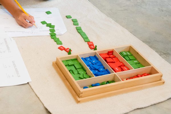 Jeu montessori : un choix pour renforcer l'autonomie d'un enfant
