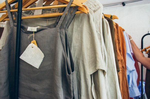 Vêtement femme : comment faire des choix durables et tendance ?