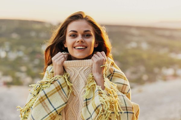 Cocooning et style : le pull plaid, la pièce maîtresse de votre garde-robe hivernale