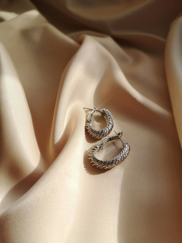 Pourquoi opter pour des boucles d'oreilles dépareillées ?