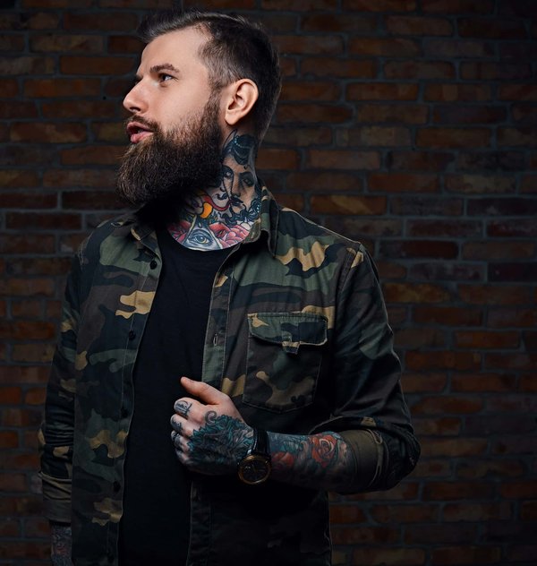 Pourquoi les vestes militaires sont-elles si populaires dans la mode contemporaine ?